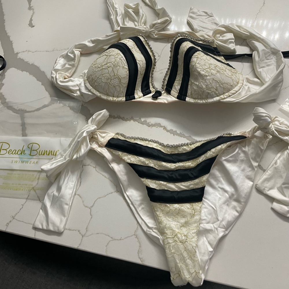 *******SOLD******Beach Bunny style 119215. Rare set.